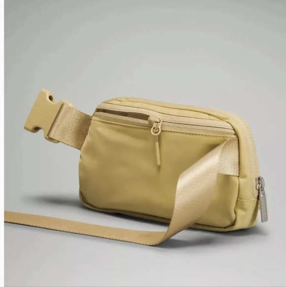 🍋 Lululemon 🍋Everywhere Belt Bag- Golden sand - Very Rare Color - Picture 2 of 11